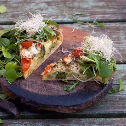 Afbeeldingen van Broccoli quiche met verse geitenkaas & tomaat