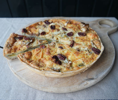 Afbeeldingen van Gepofte knolselderij quiche met kastanjechampignon & brie